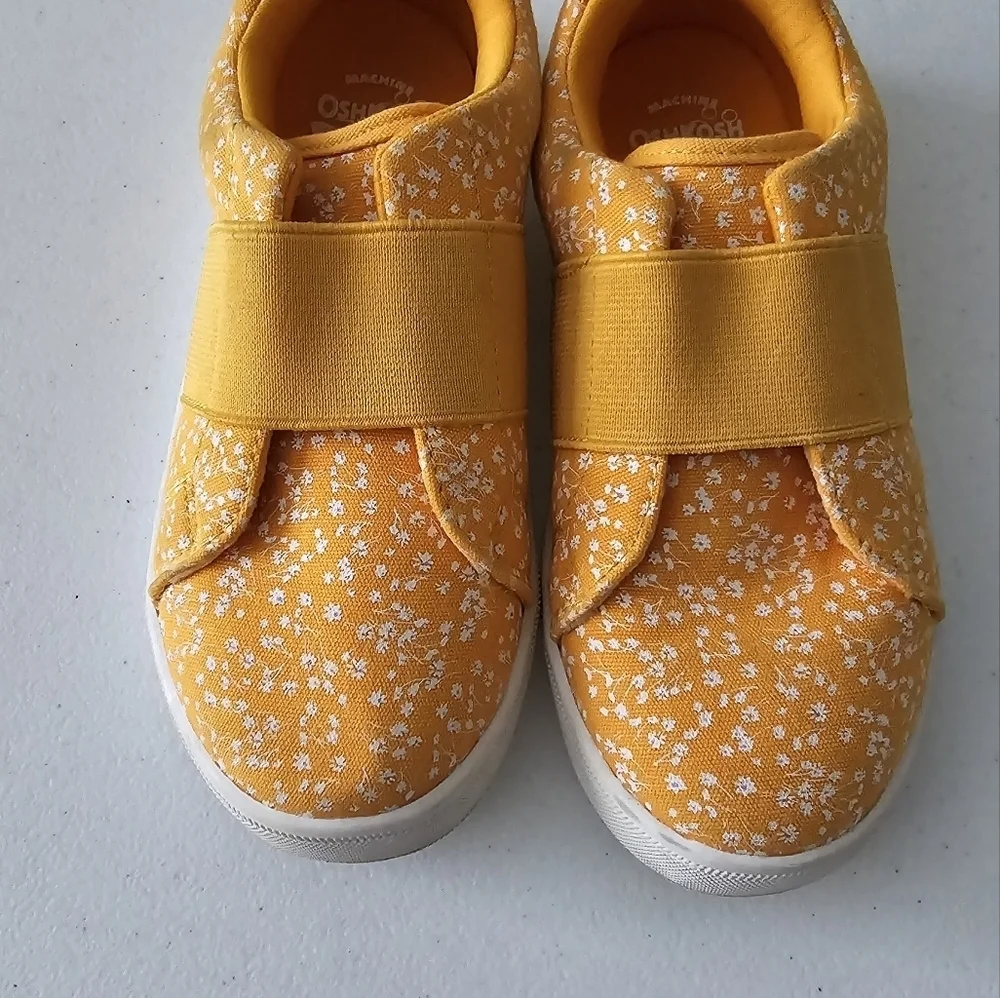 OSHKOSH Kids Shoes. Size 1M